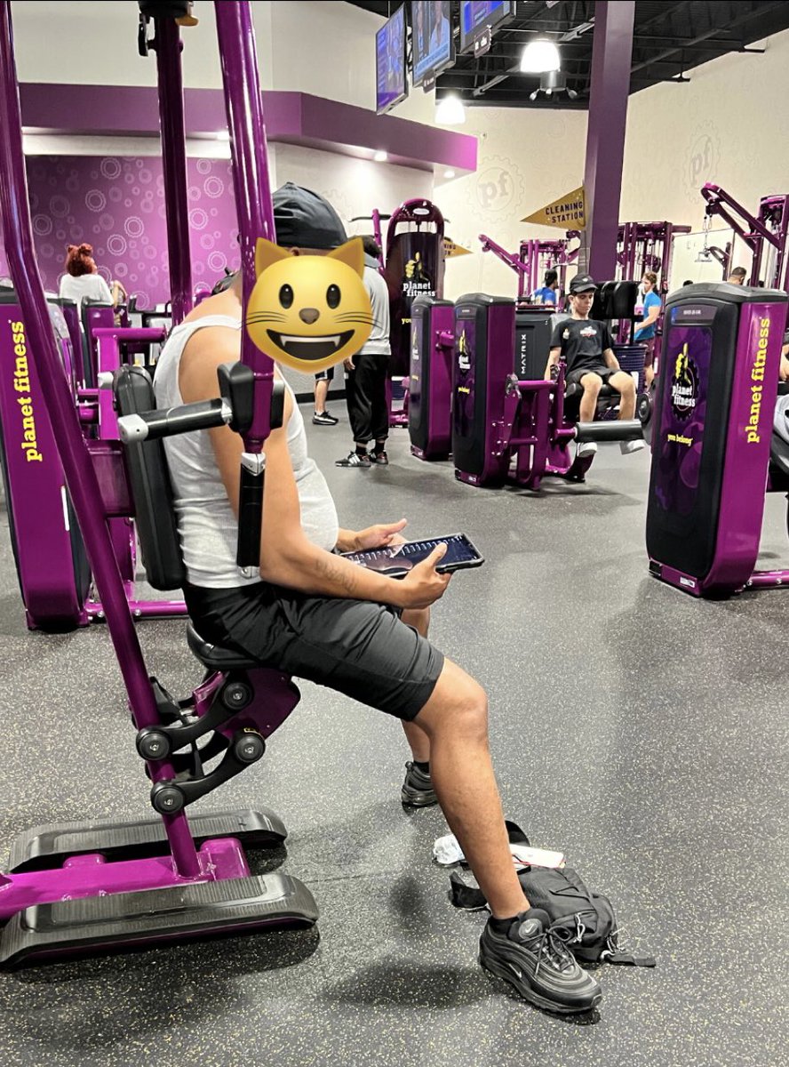 smolbeansara's tweet photo. Mans brought a whole iPad to the gym 😭 🏋️‍♂️💪🏼 https://t.co/uOfiqEtVmO