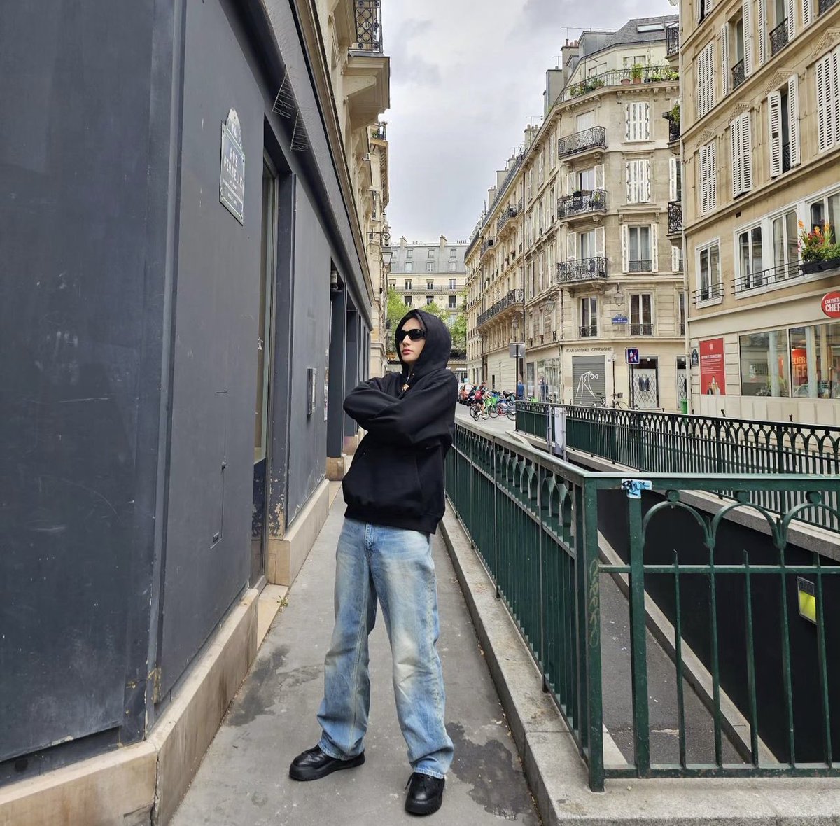 jenniesprmcy's tweet photo. leurs premiers posts sont à paris et vous pensez qu’on est pas leurs PRÉFÉRÉS genre https://t.co/Vz2YirhitH