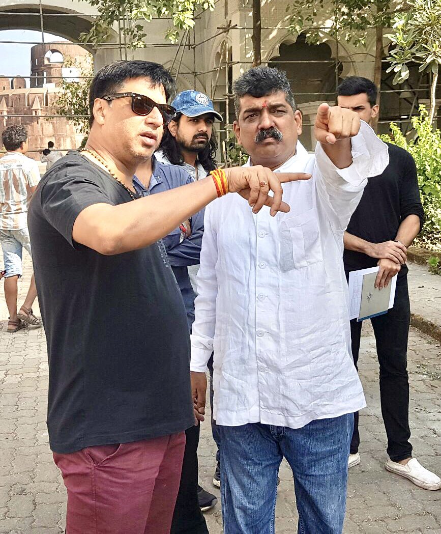 imbhandarkar's tweet image. Just heard the devastating news about the passing of multiple National award-winner Art Director Nitin Desai. It's hard to believe. Had the privilege of working with him on four remarkable films. #TrafficSignal, #fashion , #jail &amp;amp; #InduSarkar His immense talent and extrovert