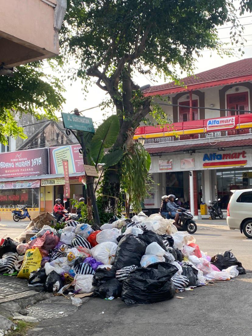 merapi_uncover's tweet photo. [Breaking News] Sore ini terlihat tumpukan Sampah di Jl. KH. Ahmad Dahlan No.83, Notoprajan, Ngampilan, Kota Yogyakarta

semoga bisa dapet solusi permasalahan sampah ini🙏🏻 https://t.co/Zx4zlrQ8S0