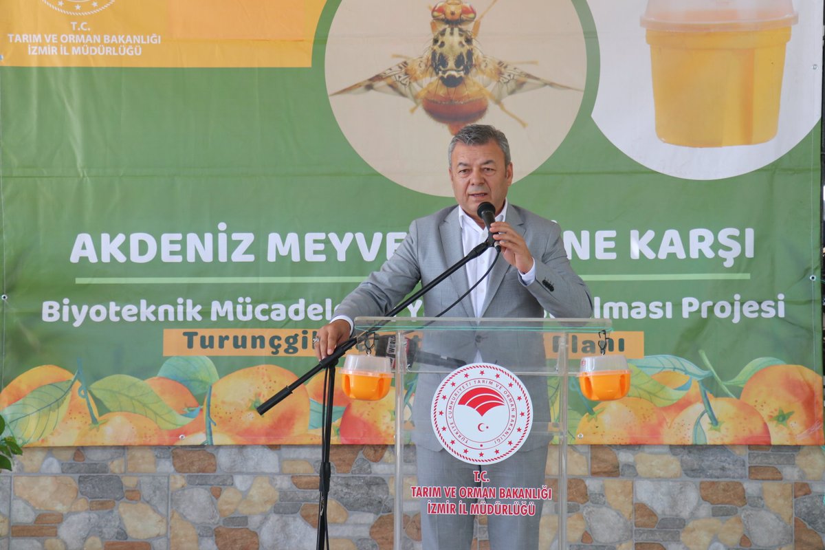 izmirtarim's tweet photo. Menderes'te dağıttığımız 5bin Akdeniz Meyve Sineği Tuzağının ardından bugün de Seferihisar'da 3bin tuzağı @TCTarim desteğiyle üreticilerimize ücretsiz olarak dağıttık. İzmir'de Biyoteknik mücadele ile üretilen kalıntısız ürünlerle güvenilir tarıma destek olmaya devam ediyoruz. https://t.co/ra323bCuKy