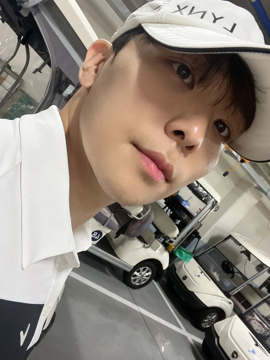 AlphaBAT_JIN's tweet photo. 🏌🏻☔️🏌🏻 https://t.co/t44bjTouB7