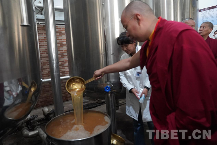 ZhaLiyou's tweet photo. 班禅：汲取各民族传统医学 保护传承好人类文明遗产
Pancha Lama pays visit to Tibetan traditional medical hospital and remarks: Preserving civilizational heritages of human beings by integrating traditions of all ethnic origins. via @CNTibetNews 

7月28日，全国政协常委、中国佛教协会副会长、中国佛协西藏分会会长班禅额尔德尼·确吉杰布前往西藏自治区藏医院调研时这样勉励医务人员。班禅在藏医院次仁院长等专家们的陪同下，对藏医院院史陈列馆、索瓦日巴展陈馆、药浴中心和住院部脑病科进行调研。在各陈列馆班禅对医疗陈设、藏医发展历史、藏医历算等都做了详细的聆听和询问，对国家级保护动物相关药品，濒危动物濒危植物的使用方法和流程等都做了详细了解。

班禅额尔德尼是藏传佛教影响最大的转世活佛之一。班禅额尔德尼·确吉杰布，1990年2月13日出生于西藏自治区那曲市嘉黎县。1995年11月29日通过金瓶掣签，经国务院批准，确认为十世班禅转世灵童，继任为第十一世班禅额尔德尼。