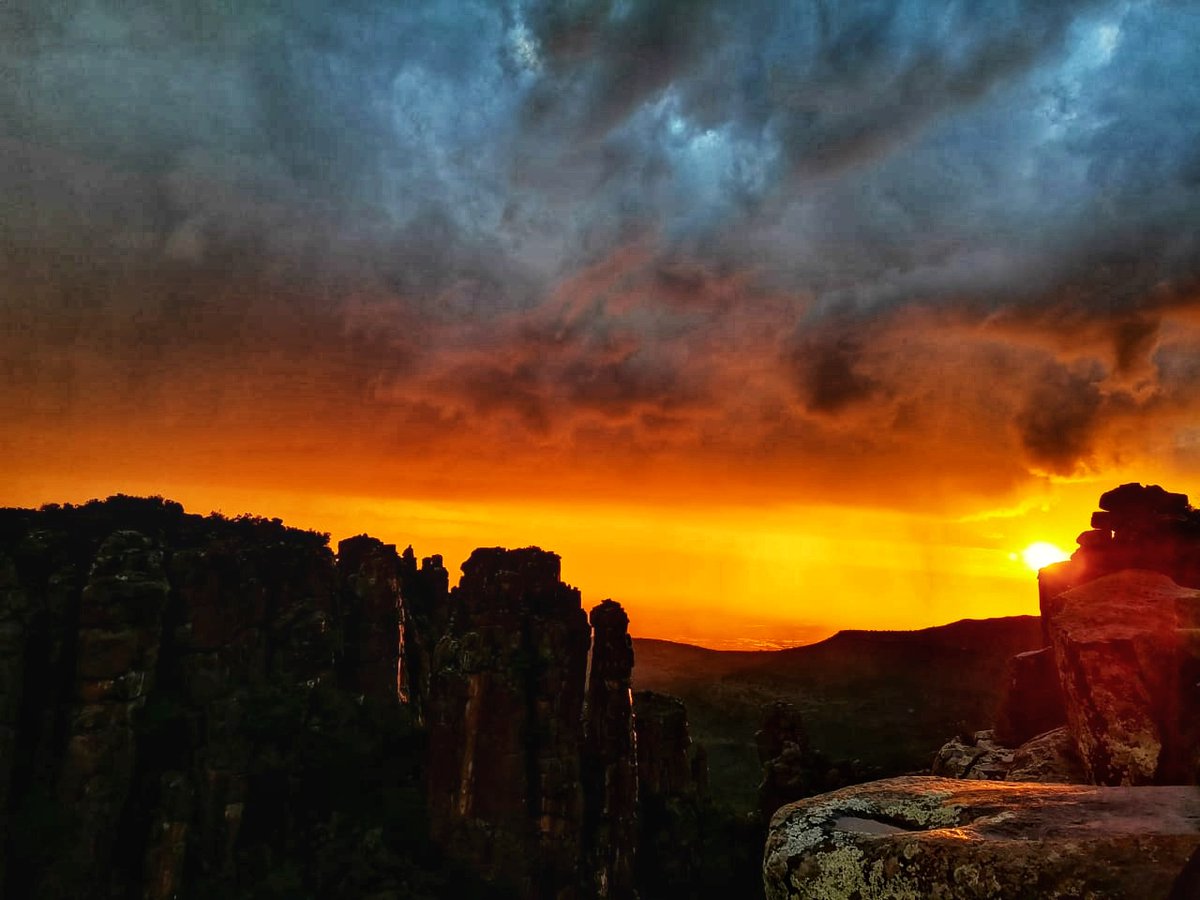 📸Karoo Heartland: "The beautiful colours of the #ValleyOfDesolation in #CamdebooNationalPark near #GraaffReinet.  How amazing are these clouds at sunset?" #LiveYourWild <a href="/SANParks/">SANParks</a>