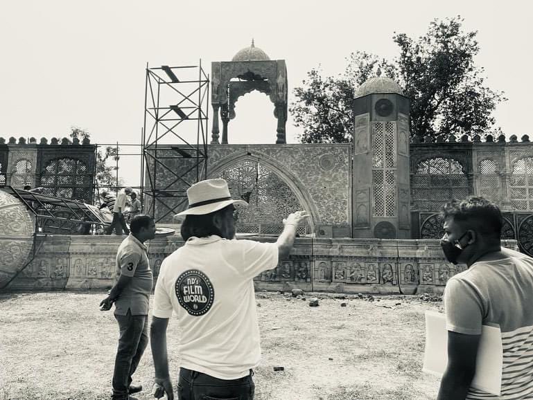 FilmHistoryPic's tweet image. #RIP Nitin Desai passed on today. Celebrated Art Director and production designer, he started as a fourth assistant on the tv series Tamas in 1987 and went on to win 4 national awards. He opened his ND Studio at Karjat in 2005.

Lagaan, Parinda, Jodha Akbar, Devdas and many more.