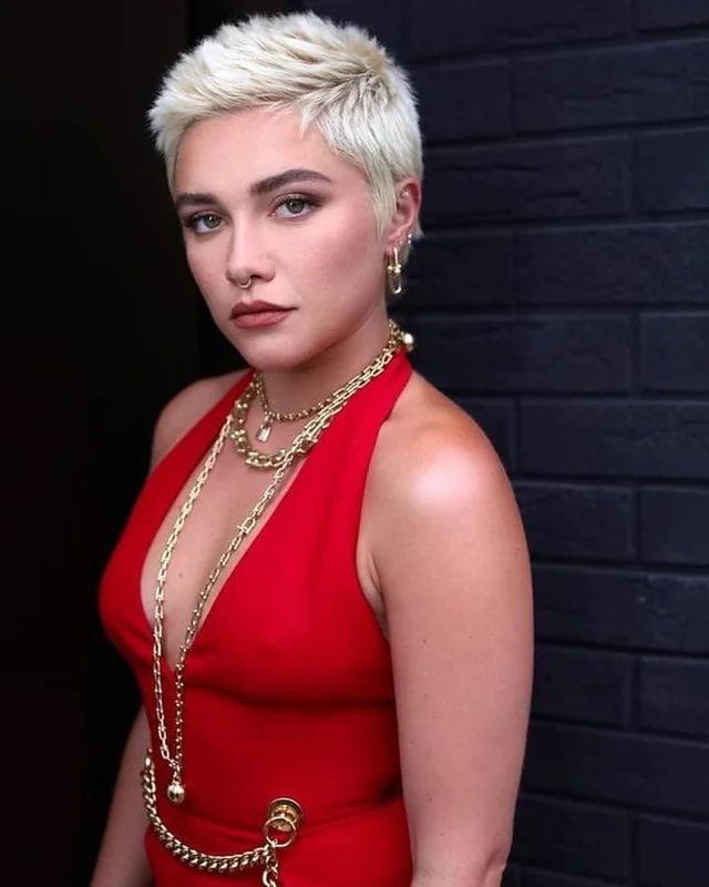 florenctimothe's tweet photo. Florence fans come a long way 🙂

I was/am not a fan of buzzcut tbh, her face is so perfect that still looks good without hair tho https://t.co/VWJLd7TyVB