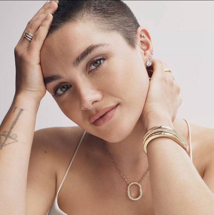 florenctimothe's tweet photo. Florence fans come a long way 🙂

I was/am not a fan of buzzcut tbh, her face is so perfect that still looks good without hair tho https://t.co/VWJLd7TyVB