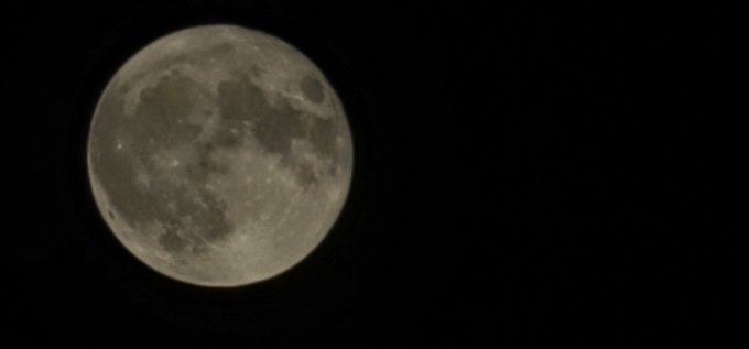 Waowww the moon is so pretty tn https://t.co/qHTnYGo751