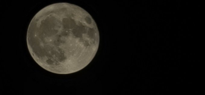 Waowww the moon is so pretty tn https://t.co/qHTnYGo751