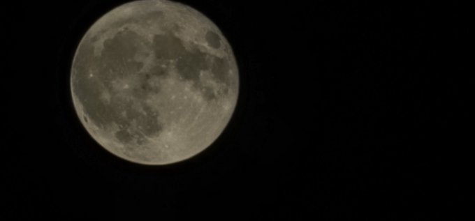 Waowww the moon is so pretty tn https://t.co/qHTnYGo751