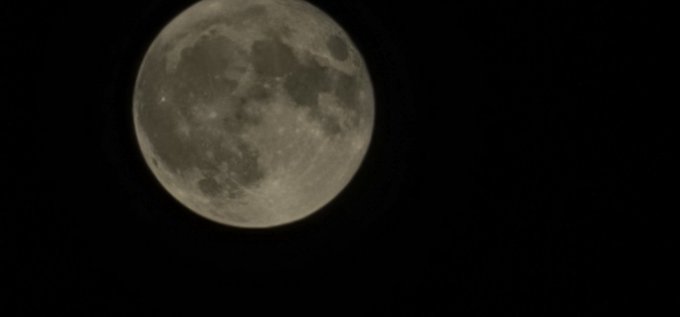 Waowww the moon is so pretty tn https://t.co/qHTnYGo751