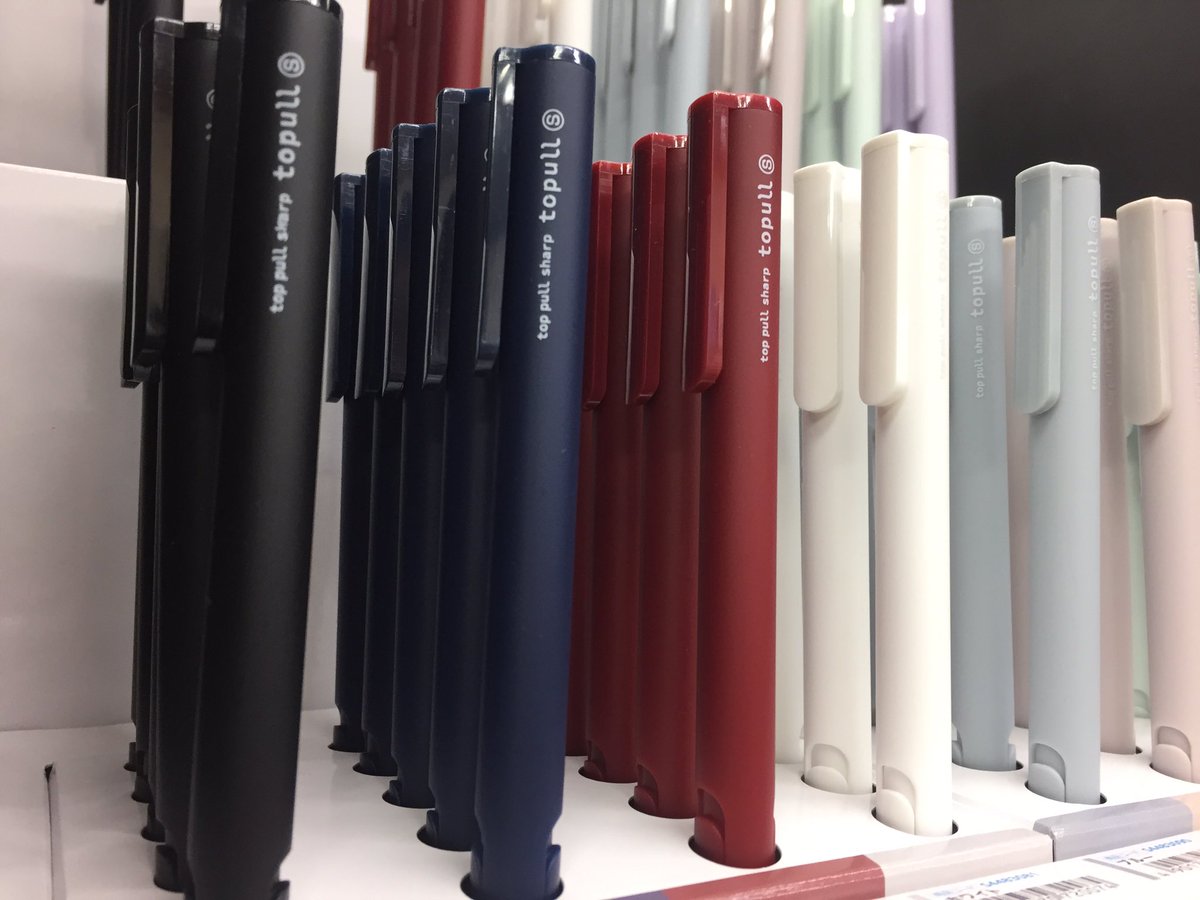 kameya_hamacho's tweet photo. こんにちは🌞
新商品 サンスター発売○☆
次世代型シャープペンシル‼️
常識を覆すノックのカタチ✨
「トプル」が入荷しました👀
ペン先の部分をノックするので
持ち替えが要りません❗️
是非お試し下さい✍️
#サンスター #シャープペンシル
#トプル #topull #文具 #文具沼
#stationery https://t.co/AqJQzaTizV