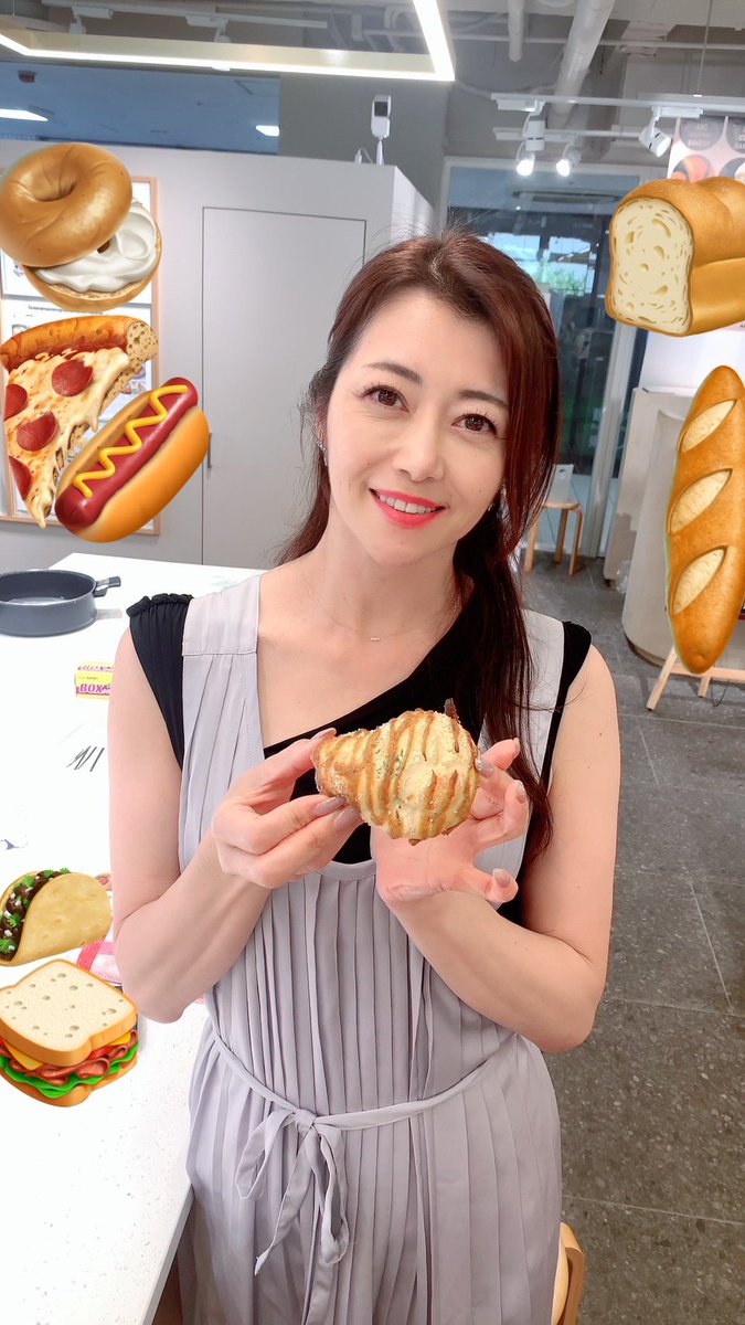 4人でパン教室へ^_^
オニオンカレーツイスト習いました♪
皆でおしゃべりしながら捏ねて、焼き立て食べて、美味しかった⭐︎ https://t.co/bhRbw9OjyB