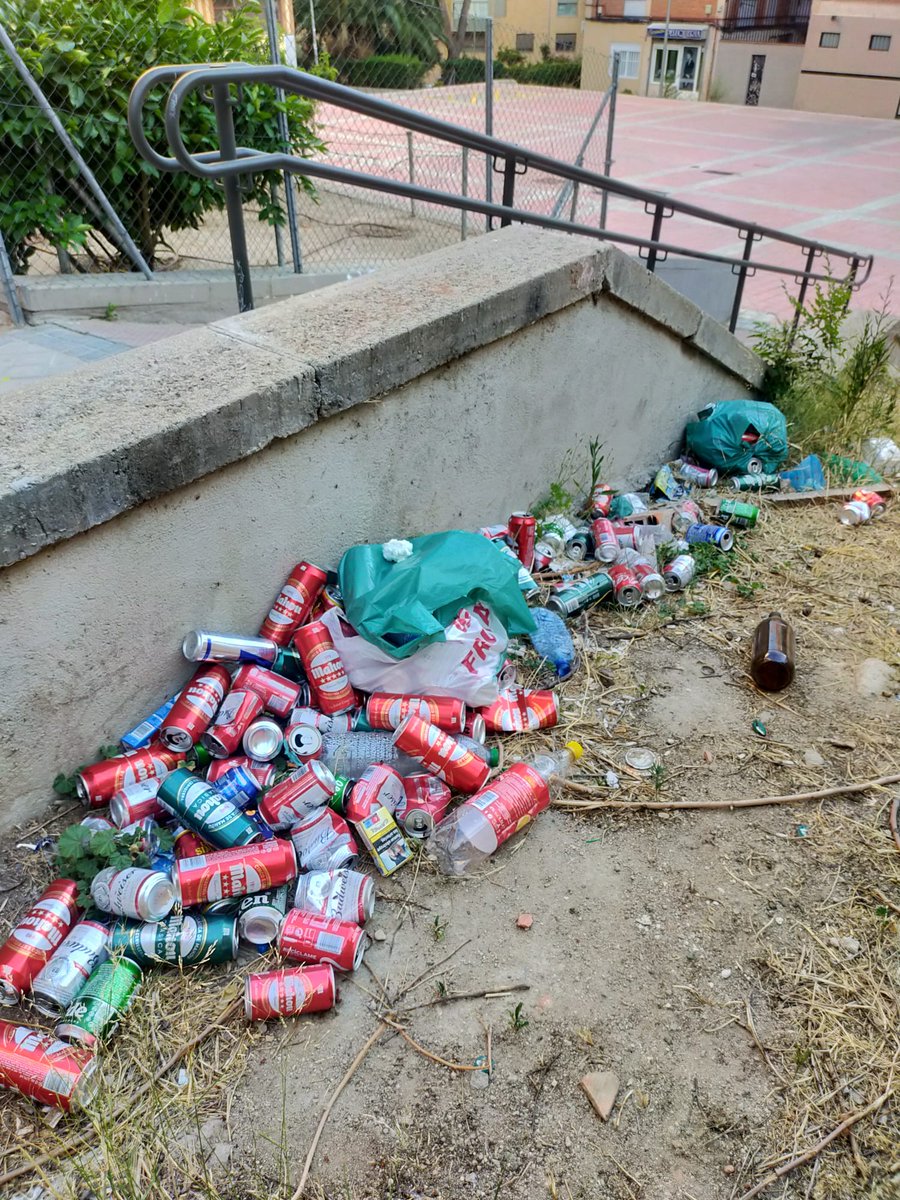 Rapunkelsite's tweet photo. @Lineamadrid la aplicación no vale para nada, pero el aviso de twitter de hace mas de un mes tampoco, así siguen las calles de debajo de mi casa.... https://t.co/MbNPyoiXPc