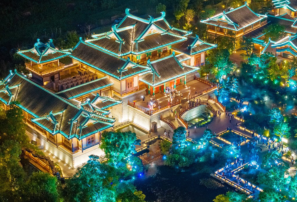 Fancy light show! Lights on the Qinhuai River are beautiful and mesmerizing, attracting tourists to Nanjing, #Jiangsu province. #citywalk #JScitywalk