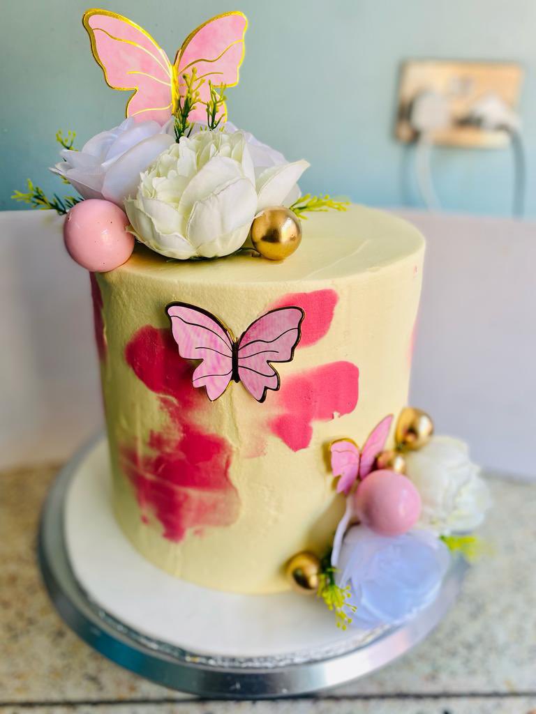 Describe to us your Cake language and we shall always make it more than ur expectations 😘
For inquiries , orders and deliveries Dm us or WhatsApp  +256705590590
#WrightBakery
#AcakeForEveryOne