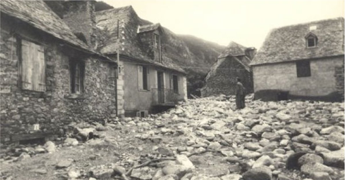 meteocat's tweet image. 🗓️#Taldiacomavui de 1963 tenen lloc tempestes molt intenses que provoquen nombrosos danys (ponts i murs col·lapsats) pel desbordament violent de rius i barrancs a l'#Aran, el #Pallars i la #Ribagorça #Fa60anys.
📸#Arties (Val d'Aran). @AranNauAranes Arxiu M. Calzado (@AjuntLes).