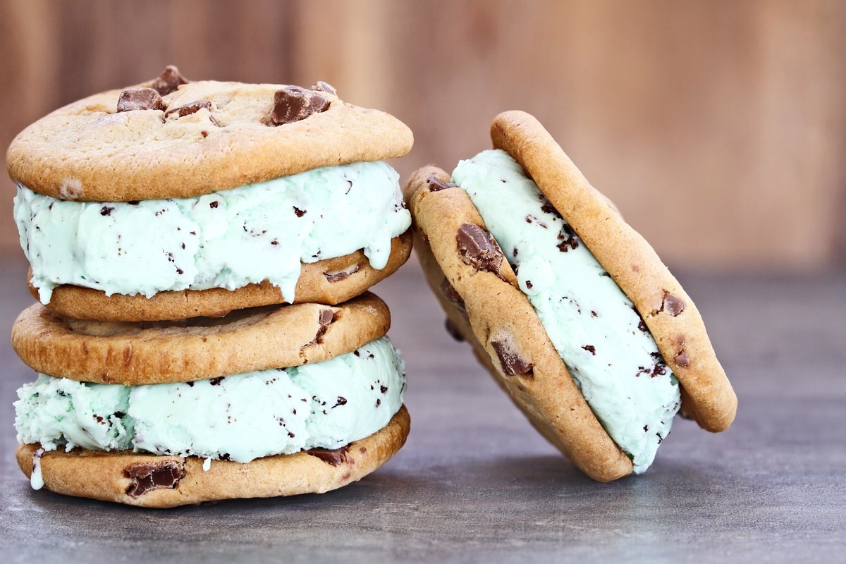 Let's start the month with a delicious ice cream sandwich for #NationalIceCreamSandwichDay🍦.

Share your favorite kind and indulge in the deliciousness!

#EnjoyDairy #SweetTreats