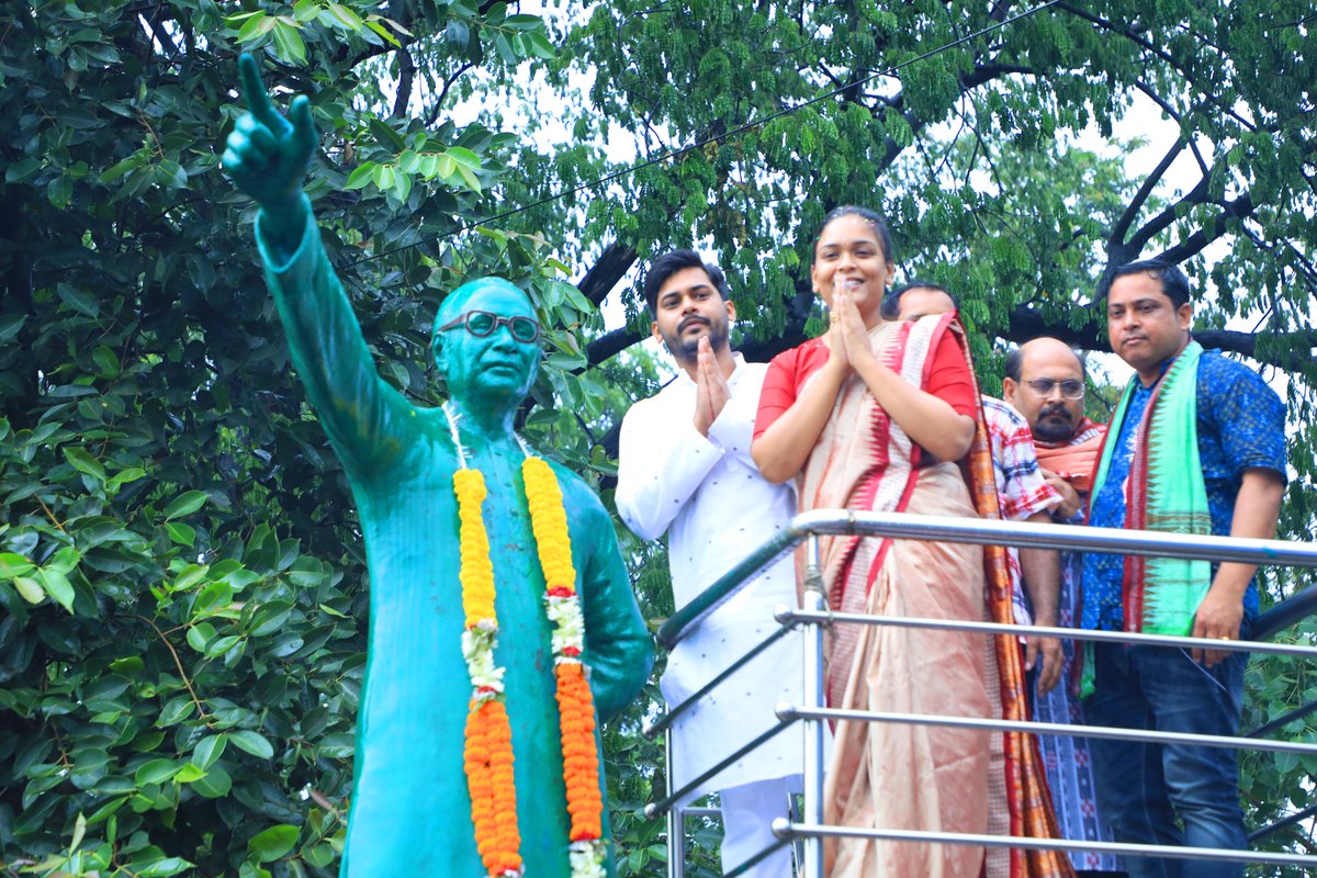 deepalidas95's tweet image. ସମ୍ବଲପୁରୀ ଦିନ୍ ଉଧେଁ ହୀରାକୁଦର୍ ସୁବାଷ ପଡ଼ିଆନ ଆୟୋଜିତ୍ ହୋଇଥିବାର୍ କାର୍ଯ୍ୟକ୍ରମଥିଁ ଆମେ ଯୋଗ ଦେବାର୍ ସାଙ୍ଗେ ସାଙ୍ଗେ ସେନର୍ ସବୁ ମନ୍ଦିର୍ ଆର୍ ଚର୍ଚ୍ଚକେ ଗଲୁଁ । ସେଠାନର୍ ଜନସାଧାରଣଙ୍କର୍ ଆଗ୍ରହ ଆର୍ ଉସତ୍ ଦେଖିକରି ବହୁତ୍ ଖୁସ୍ ଲାଗଲା।

#jharsuguda
#sambalpuridin
#sambalpuridin2023