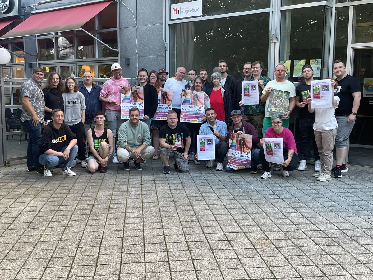 CSDmagdeburg's tweet photo. Jetzt geht es los 😍
#csdnurmitdir
Gestern fand das große Helfer*innen Treffen statt.
Freitag starten wir dann in die tollen CSD Aktionswochen in Magdeburg.
Ihr konntet gestern nicht, aber wollt euch mit einbringen? Schreibt uns einfach, am besten kurz ne Mail.
#Magdeburg https://t.co/wGCRyDKXT5