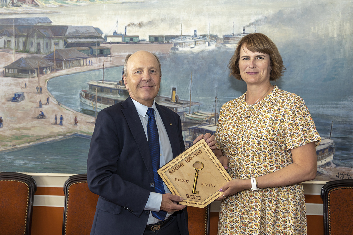 Uusi kaupunginjohtajamme <a href="/soile_lahti/">Soile Lahti</a>  vastaanotti arvokkaan avaimen ensimmäisenä työpäivänään.

➡️kuopio.fi/2023/08/02/soi…

#Kuopio