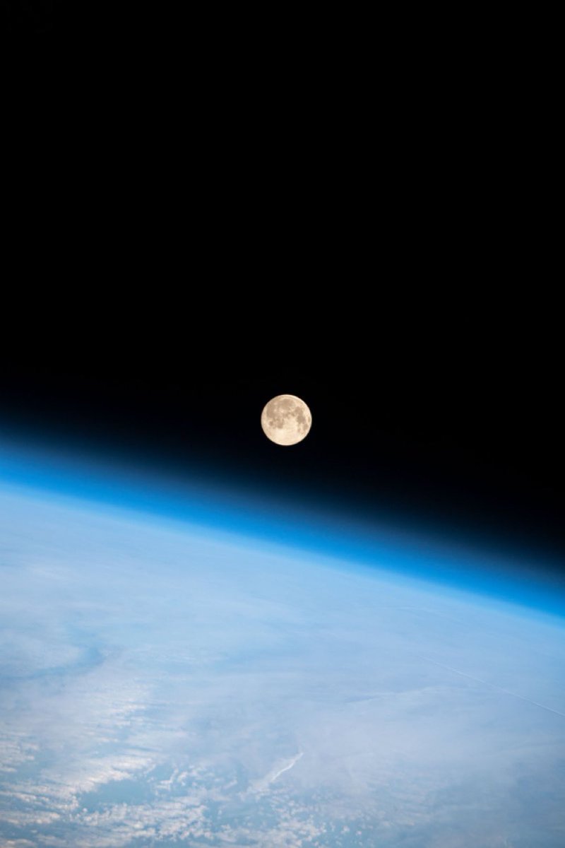 SpaceScience_'s tweet photo. La magnifique pleine Lune depuis l’ISS 🧘‍♂️ https://t.co/3KeNPlK91z
