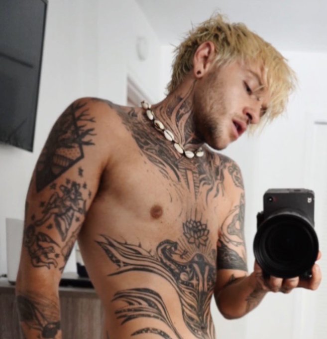 2 pic. reminder that he can grow facial hair ? https://t.co/aHpxyxWdKx