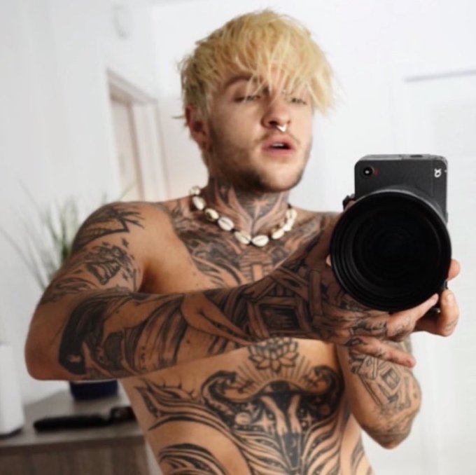 1 pic. reminder that he can grow facial hair ? https://t.co/aHpxyxWdKx