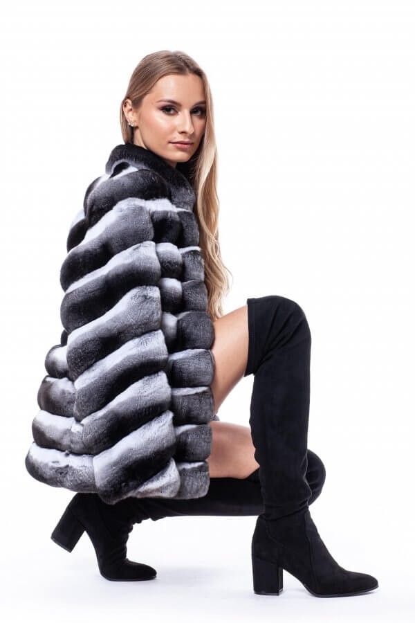 FurForYou's tweet image. Introducing our premium quality genuine chinchilla fur coat, the ultimate expression of luxury and sophistication. Each coat is ethically sourced and handcrafted by skilled FurbySD artisans, ensuring that every piece is truly one-of-a-kind. FuebySD.com