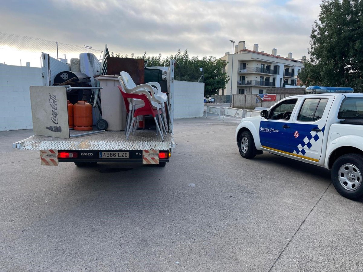jordimasquef's tweet photo. Les normes han de ser iguals per a tothom i a tota la ciutat

Aquesta nit amb @GU_Figueres i @fisersa hem procedit a la retirada de barbacoes, taules, cadires i trastos del carrer al sector oest

17 vehicles denunciats per mal estacionament i 2 retirats amb grua

#AnemPerFeina https://t.co/xEytR0pWPp