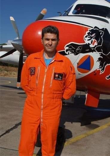 PompiersHerault's tweet photo. #DevoirDeMémoire|| Alors que les équipages de la @SecCivileFrance sont à nos c��tés au quotidien dans la lutte contre les #FDF ayons aujourd'hui une pensée pour Franck Chesneau pilote chevronné qui a perdu la vie à bord de son Tracker le 2 août 2019 lors d'un incendie à Générac 30 https://t.co/PQbrbqHL38