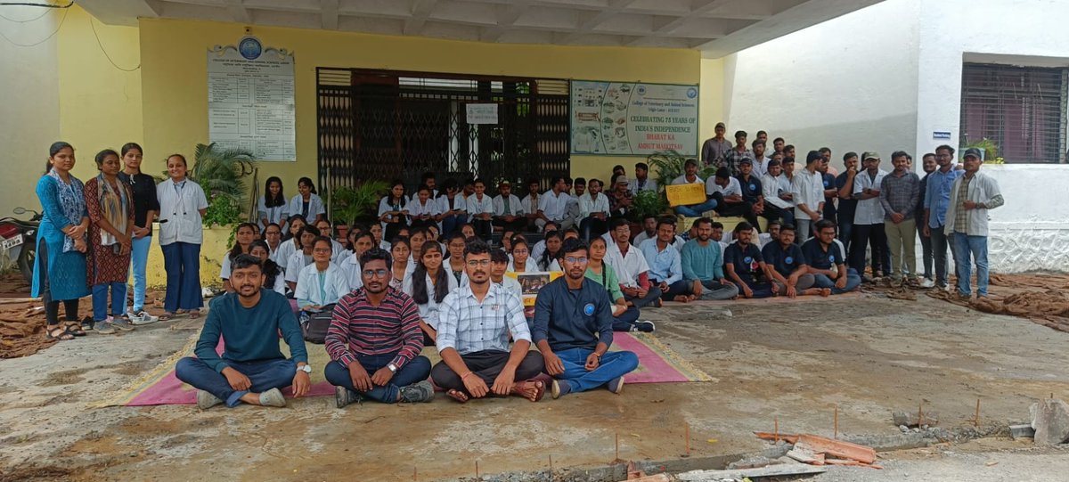 bodhgire_mayuri's tweet photo. Raise the voice of veterinary students of
Maharashtra
Against the forcefull decision by minister of Maharashtra to launch a diploma course of 3 years in veterinary under the heading of
DVSc
#BanOnDVsc #Maharashtra
#OnlyBVsc @Dev_Fadnavis @DrSEShinde @TV9Marathi https://t.co/pfcGpeFP0p
