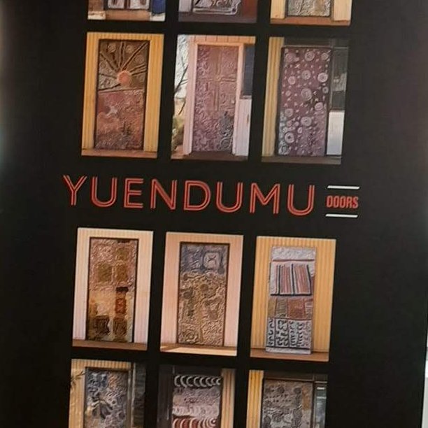 jd_mrtin's tweet photo. 🇪🇸🤝🇦🇺Las puertas de #Yuendumu representan uno de los mayores tesoros culturales y artísticos de 🇦🇺. Esta exposición explicativa ha pasado por varias bibliotecas madrileñas y todavía se puede ver en la BPM García Márquez. https://t.co/YYUQ9vLV4t