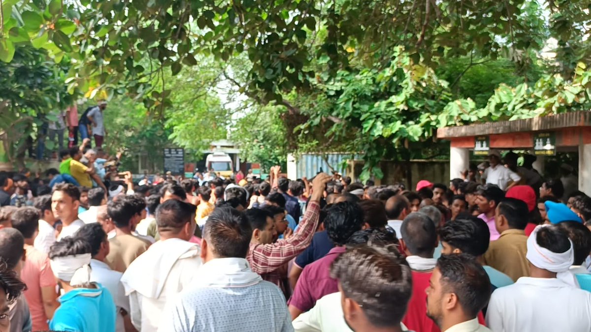 नूह में कट्टरपंथियों ने बजरंग दल कार्यकर्ता अभिषेक की हत्या कर दी थी. अभिषेक का पार्थिव शरीर सिविल अस्पताल में रखा गया है.
परिजन व समाजजन कांग्रेस विधायक सहित हिंसा के समस्त आरोपियों की गिरफ्तारी की मांग पर अड़े हुए हैं. परिजनों ने कहा कि विधायक की गिरफ्तारी तक शव नहीं लेंगे.