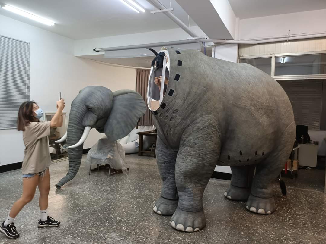 mostudioLtd's tweet photo. 2021魔人社大象人偶製作 Life-size Elephant costume
#大象 #人偶裝製作 #大象人偶裝 #面具製作 #動物裝製作 #人偶裝
#elephantsuit #elephantcostume #animalmask #elephantpuppet #creatureeffects #animatronic #animalcostume #elephant #動物裝 https://t.co/C7dTlZQG7q