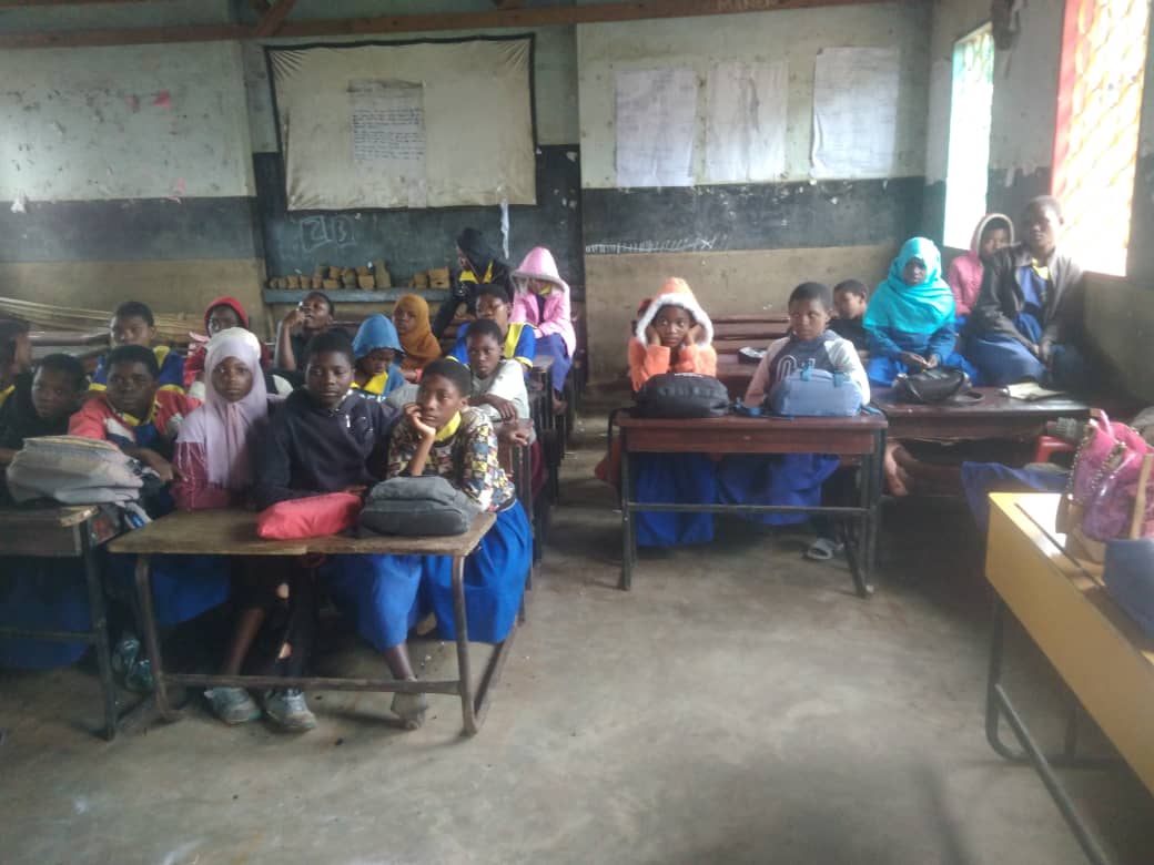 AliceChiwaya1's tweet photo. Our Goal is to reduce number of school drop out among girls in rural areas, early marriage and pregnancies, let's give girls good space for education #girlsdeservethebest @ACTafricanchild @AGEAfrica @EduCannotWait @UNICEF https://t.co/SaYF28EbXx