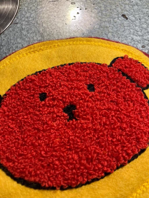 れふのモコモコワッペンを北海道の荒井特殊刺繍商店さんに作成していただきました!!可愛スンギてます #赤クマのれふ