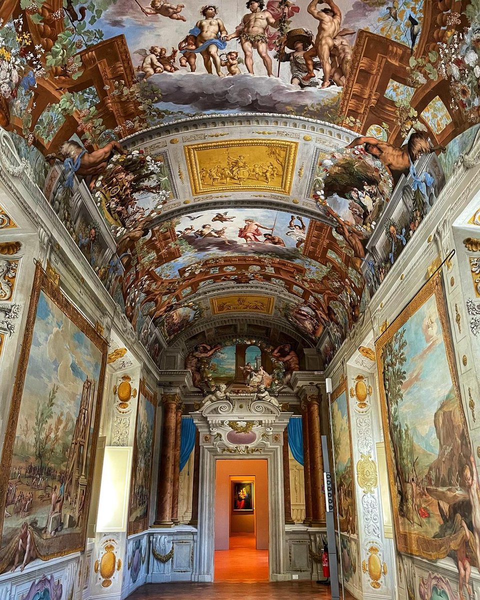 La grande bellezza. 
Questa mattina vi mostriamo gli interni del seicentesco Palazzo Ducale di #Sassuolo.

Da restare a bocca aperta! 😮

Ph amsimonini | Via #modenaedintorni