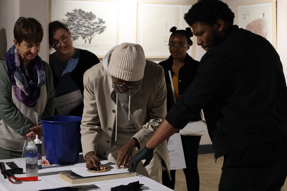 KCC_SA's tweet photo. Yesterday, 1 August, the Korean Cultural Centre SA launched a new exhibition 'Lee Chul Soo: Ink & Wood' with its opening reception! 🙌🎉
🔗 Learn more about the exhibition at:
https://t.co/bsCzrmYPDu
#Exhibition #LeeChulSoo #이철수 #KoreanPrintmaking #Woodcut #Printmaking https://t.co/nwgR518Oli