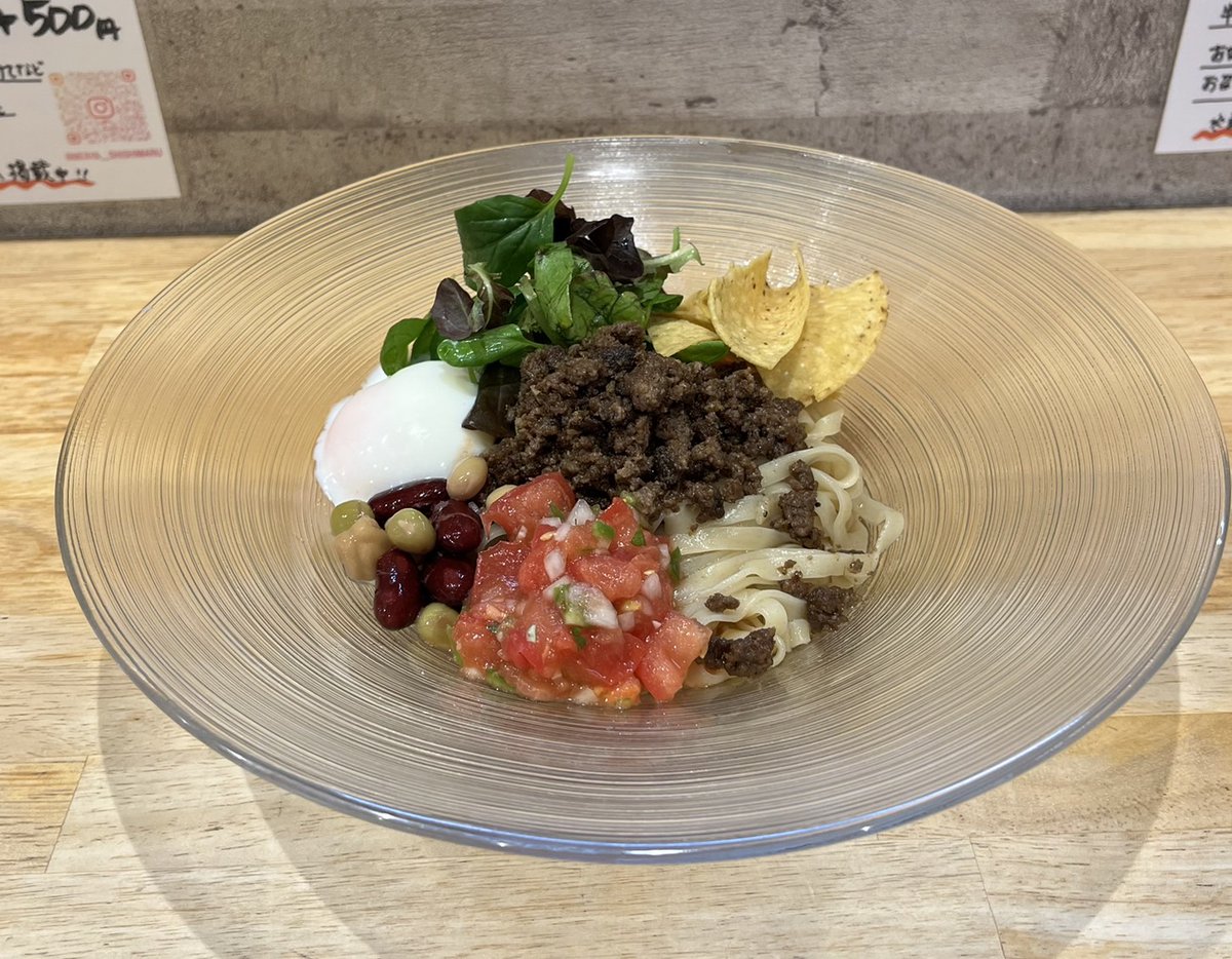 menyasisimaru's tweet photo. 【8月の限定麺】
"冷製" 自家製サルサソースの
スパイシー和え麺🇲🇽

牛肉の旨味とスパイス香る牛ミンチと爽やかな自家製サルサソースが見事にマッチした1品！
暑い夏にもピッタリなボリュームのある冷製の和え麺になっております
追い飯🍚もオススメ！

#麺家獅子丸 #和え麺 https://t.co/uUy8BurxUk