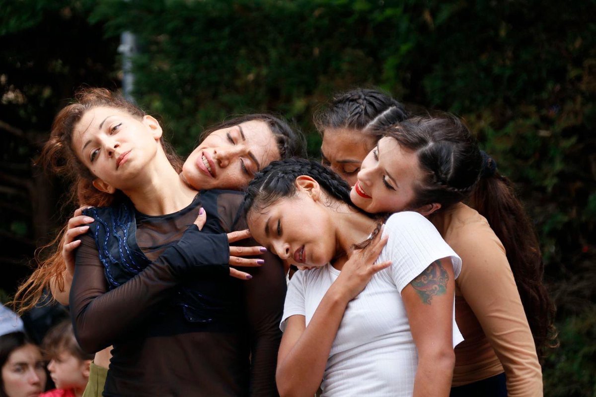 MehdiDiouri71's tweet photo. La solidarité… Une idée universelle - MeríDio - #festival #chalondanslarue #2023
.
📸📸📸 #photography #egaïasauleille
.
#choreographer @mehdi_diouri_7.1
.
#creation #meridio #company #mehdia #dancers #ladys #hiphop https://t.co/Z7muGp5ahi