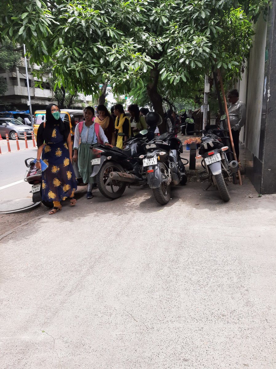 bornsunday's tweet photo. #Foothpaths Enchrochments in S.I.E.T. college Teynampet. StudentswalkingintheRoad, Commercialestablishment gross violations in Parkingarea @cctpolice @ChennaiTraffic @iamchennai_TOI @chennaipolice_ @chennaicorp @GccNorth @rdc_south @cawcchennai @walkingindia @aorwa2023 @ara https://t.co/5PqlUEmKSK