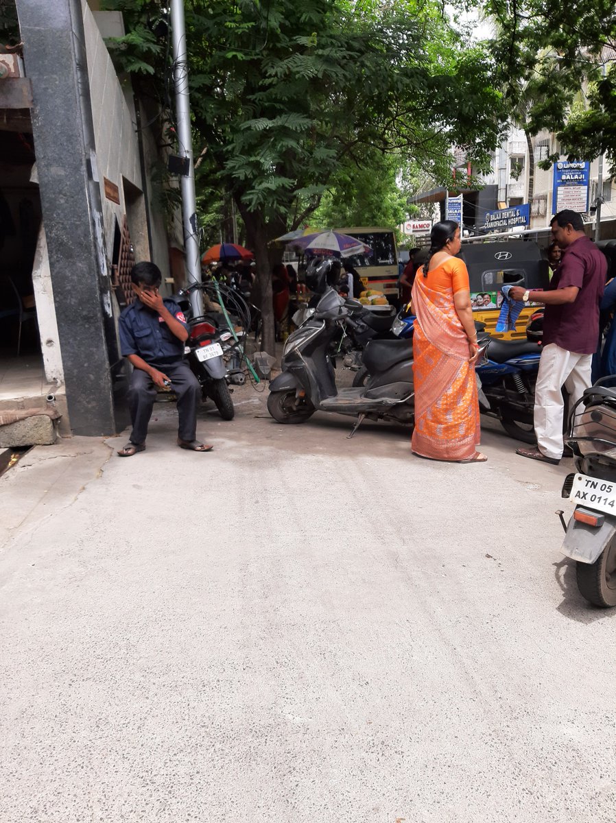 bornsunday's tweet photo. #Foothpaths Enchrochments in S.I.E.T. college Teynampet. StudentswalkingintheRoad, Commercialestablishment gross violations in Parkingarea @cctpolice @ChennaiTraffic @iamchennai_TOI @chennaipolice_ @chennaicorp @GccNorth @rdc_south @cawcchennai @walkingindia @aorwa2023 @ara https://t.co/5PqlUEmKSK