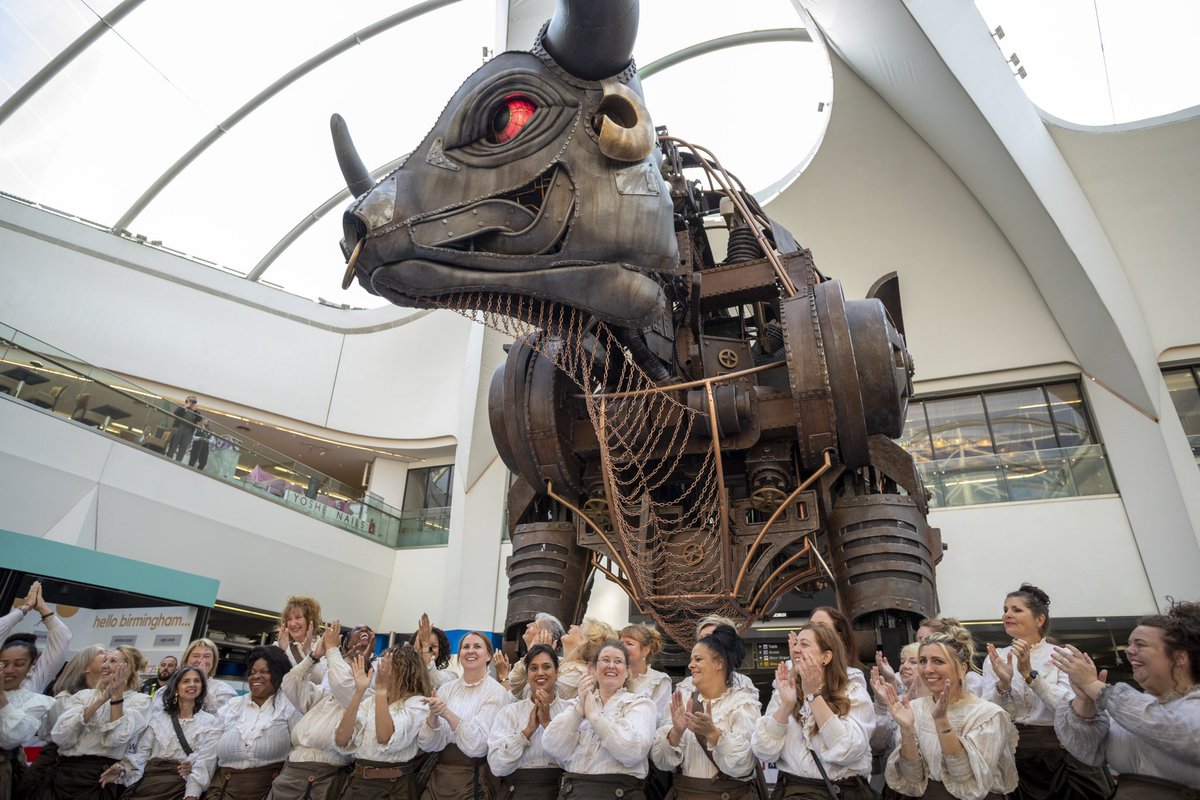 BrummieBull's tweet image. Well they say time flies when you’re having fun 🤩
Can’t believe this was exactly a week ago 😱
I’ve loved my first week in my new home @NetworkRailBHM
I wonder how many people have been to see me🤔
#OzzyNewStreet
@networkrail