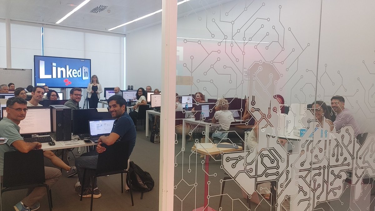 CeliaHil's tweet photo. Li estem traient tot el suc a #LinkedIn al curs del #Cibernàrium de #BarcelonaActiva #AjuntamentDeBarcelona 

Avui més! 😉 💻📲

Si vols venir a l'edició del #setembre 👉 https://t.co/lBVaUZUAWL

#SócCiber #Barcelona #SocialSelling #RH #XS #MarketingDigital #CèliaHil https://t.co/GxWKlrooC3