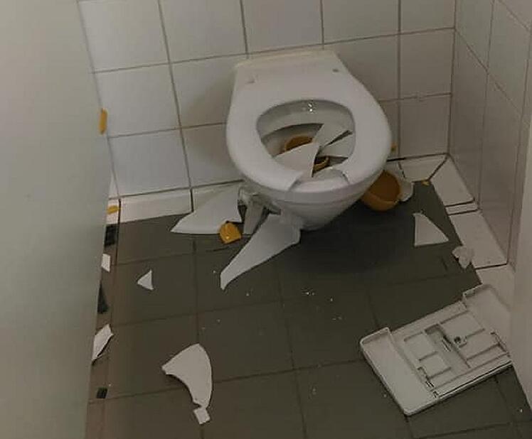 ostkurva's tweet image. Wegen Einlass-Stop: Metal-Fans zerstören mehrere Toiletten beim #Wacken 
Ihr seid keine Metal-Fans, ihr seid einfach nur Abschaum und schadet der Szene! Widerlich