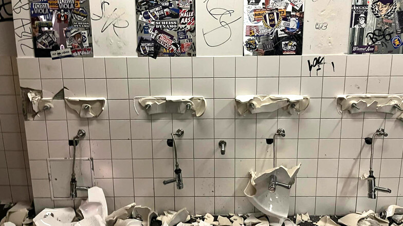 ostkurva's tweet image. Wegen Einlass-Stop: Metal-Fans zerstören mehrere Toiletten beim #Wacken 
Ihr seid keine Metal-Fans, ihr seid einfach nur Abschaum und schadet der Szene! Widerlich