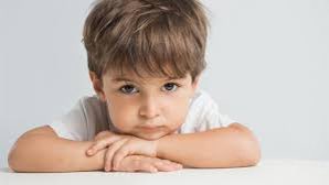 أبني متشائم … مالأسباب ؟

١- القدوة الوالدية المتشائمة
٢- تعزيز التفكير المرضي والعقلية اللائمة .
٣- التوقعات السلبية من الآباء 
٤- النعوت السلبية للأبناء 
٥- تعزيز الاتكالية والكسل لديه
٦- عدم الثقة بالنفس 
٧- عدم قدرته على تجاوز المواقف الاحباطية