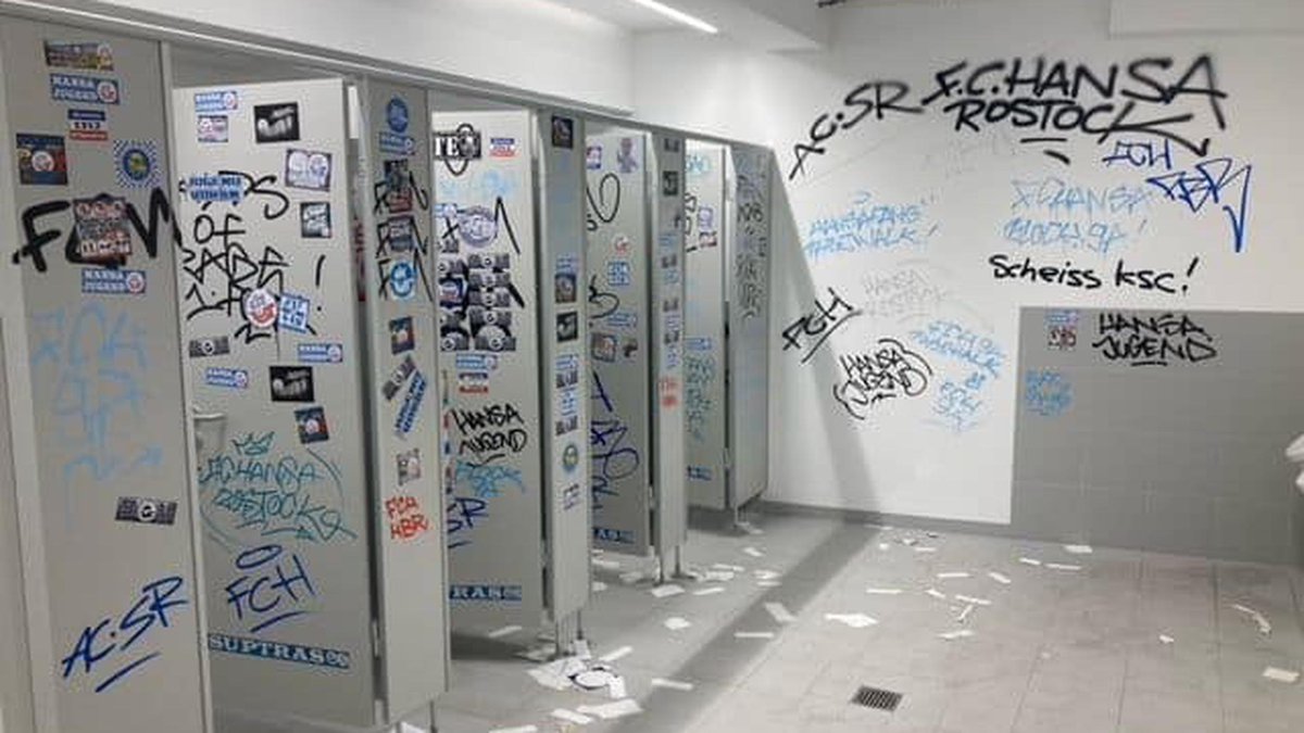 ostkurva's tweet image. Wegen Einlass-Stop: Metal-Fans zerstören mehrere Toiletten beim #Wacken 
Ihr seid keine Metal-Fans, ihr seid einfach nur Abschaum und schadet der Szene! Widerlich