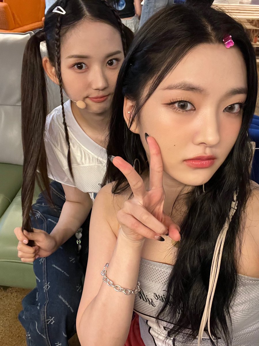 by_Weeekly's tweet photo. [#박소은]
귀여운 냠냠 지우랑➰🩶

#Weeekly #위클리
#ParkSoeun https://t.co/0BUhJ8olGI